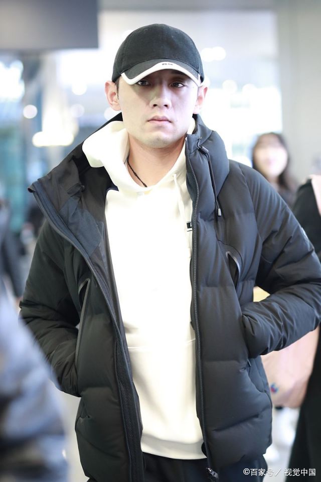 体坛名将张继科一身休闲装现身机场,尽显男神范